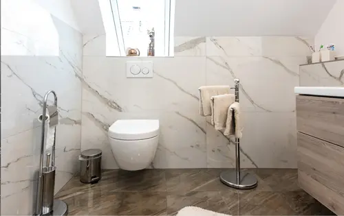 Saniertes Bad mit bodengleicher Dusche und Natursteinoptik