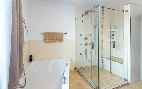 Modernisiertes Bad mit Badewanne und großzügiger Dusche
