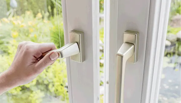 Geöffnetes Fenster als Symbol für Lüften und Wärmeverlust