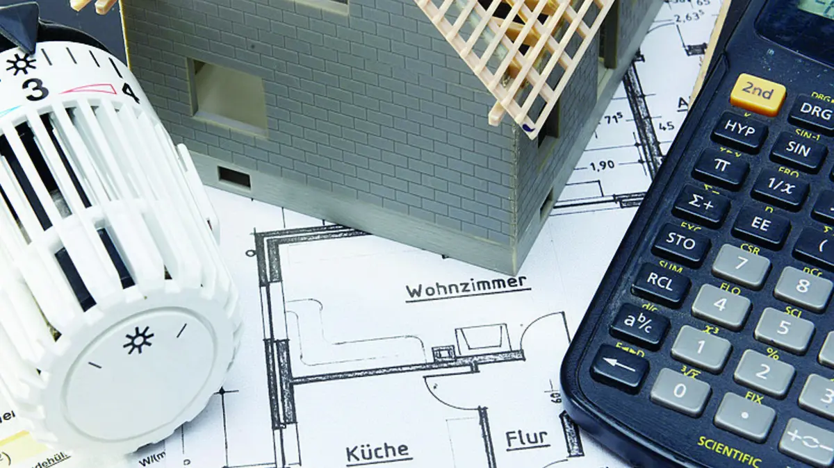 Planung eines Heiz- und Solarsystems mit Hausmodell und Bauplan