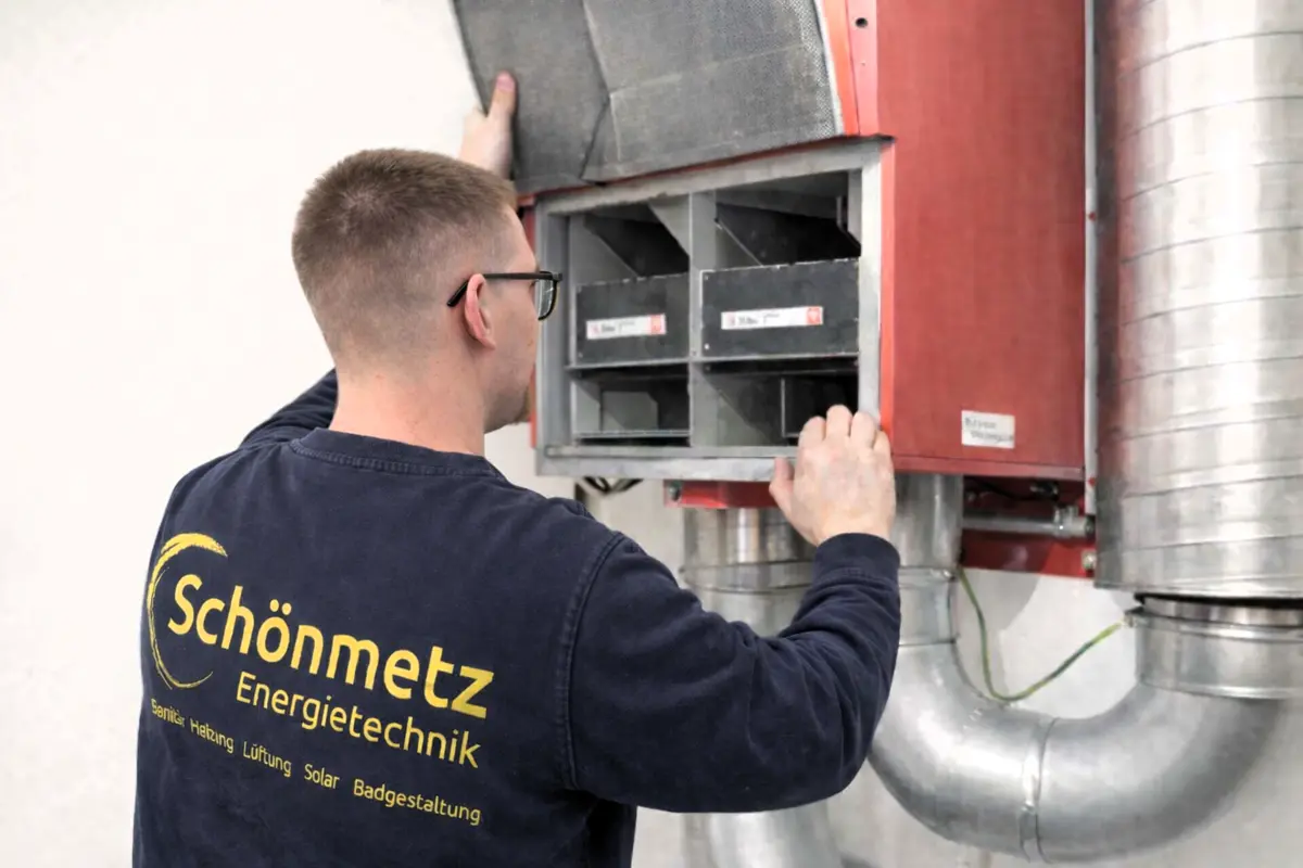 Servicetechniker von Schönmetz bei Wartungsarbeiten an einer technischen Anlage